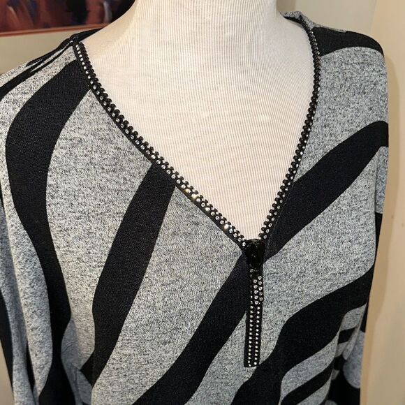Bali Corp. Grey/Black Stripe Pattern Tunic w/ Crystal Zipper Size XL - Picture 7 of 11